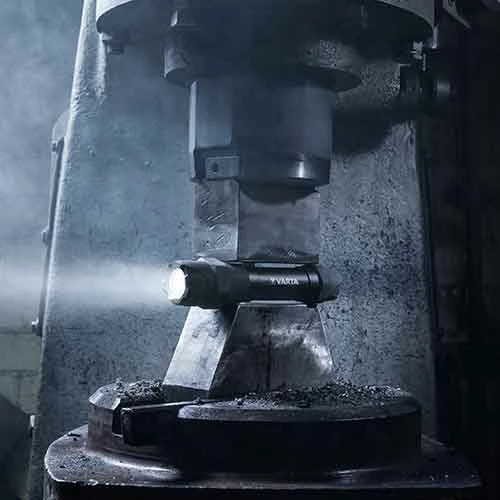 VARTA Lampe Torche Indestructible F30 PRO 650lm IP67 + 6AA - 18714101421 4 VARTA Lampe Torche Indestructible F30 PRO 650lm IP67 + 6AA - 18714101421 – Image 2